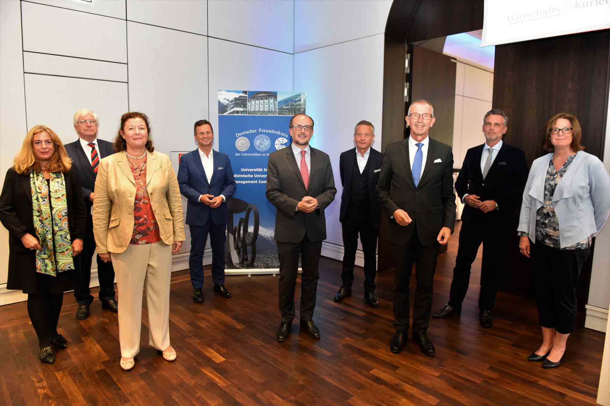 Bundesminister Schallenberg im Kreise von Mitgliedern und Freunden des DFK